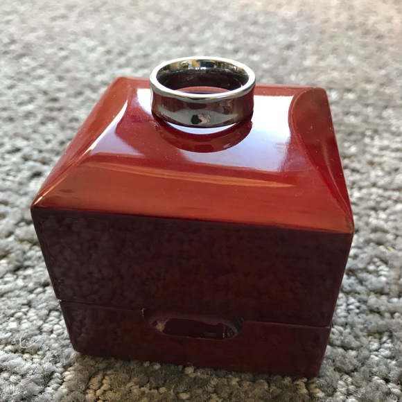 Men’s Size 8 Ring - Picture 2 of 4